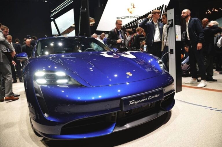    Иллюстрация к материалу: Дорогое авто и самооценка: что наши покупки говорят о нас и чему учат детей?