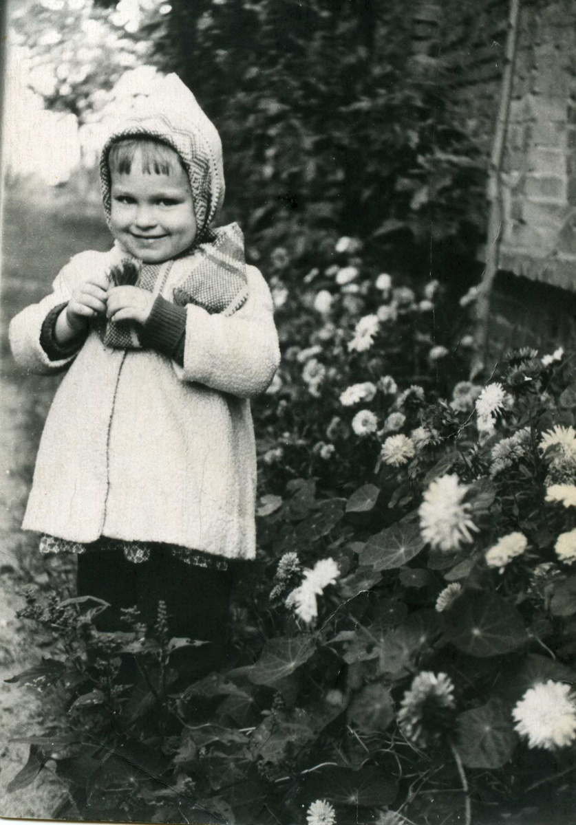 "Дочь у клумбы", 1958 год. Фото: В.Скворцов.