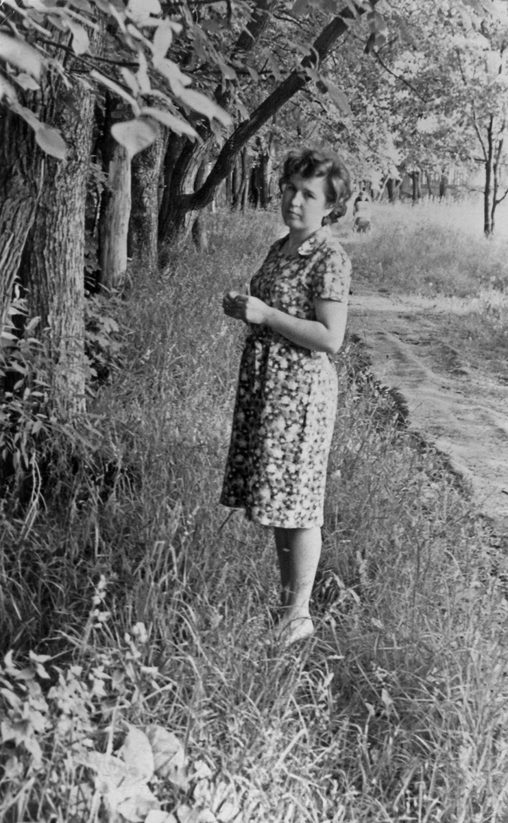 "Супруга в летнем парке", конец 1950-х годов. Фото: В.Скворцов.