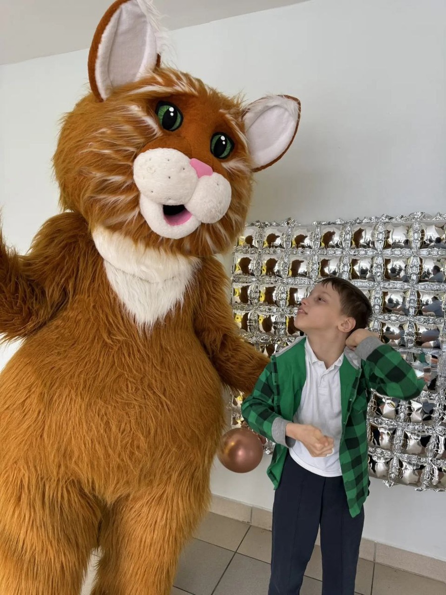 Мамины руки, что придерживают Сенечку, убраны в фоторедакторе