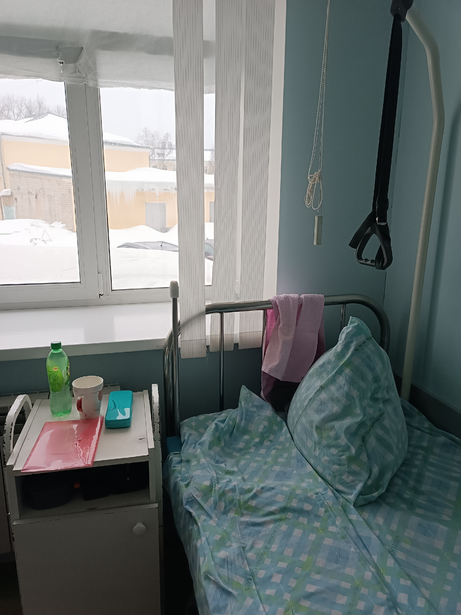 Со своими чашками, ложками-вилками😊