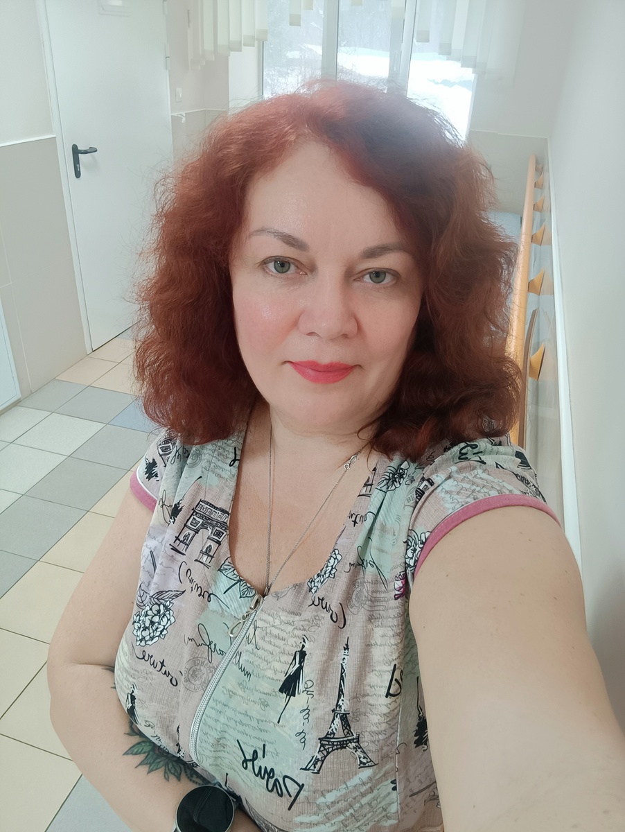 В коридоре, звонила мужу, сказать, что всё получилось.