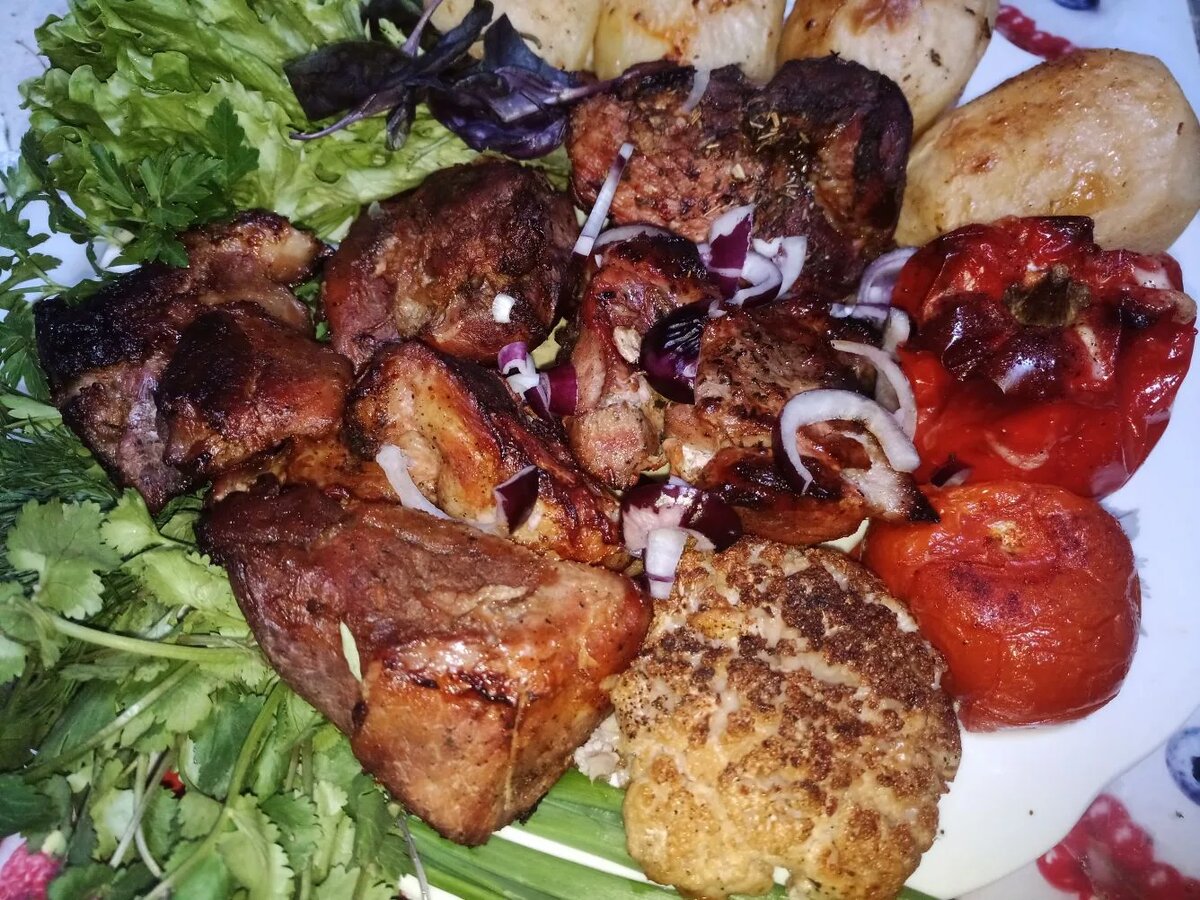 Если у вас нет мяса ассорти запекайте что есть сразу с овощами. Овощи возьмите по вашему вкусу.