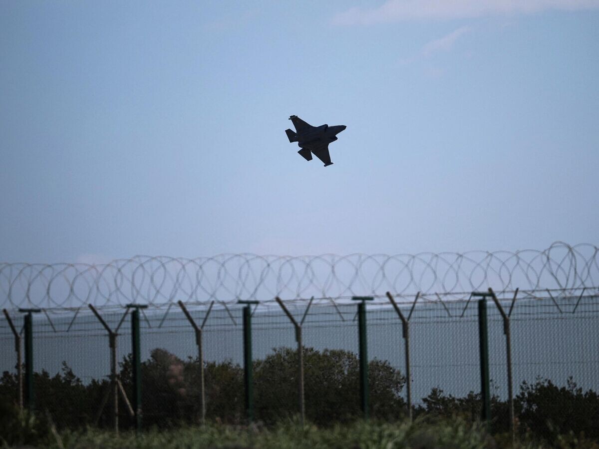    Самолет покидает базу ВВС Великобритании Акротири на Кипре | © REUTERS / Yiannis Kourtoglou