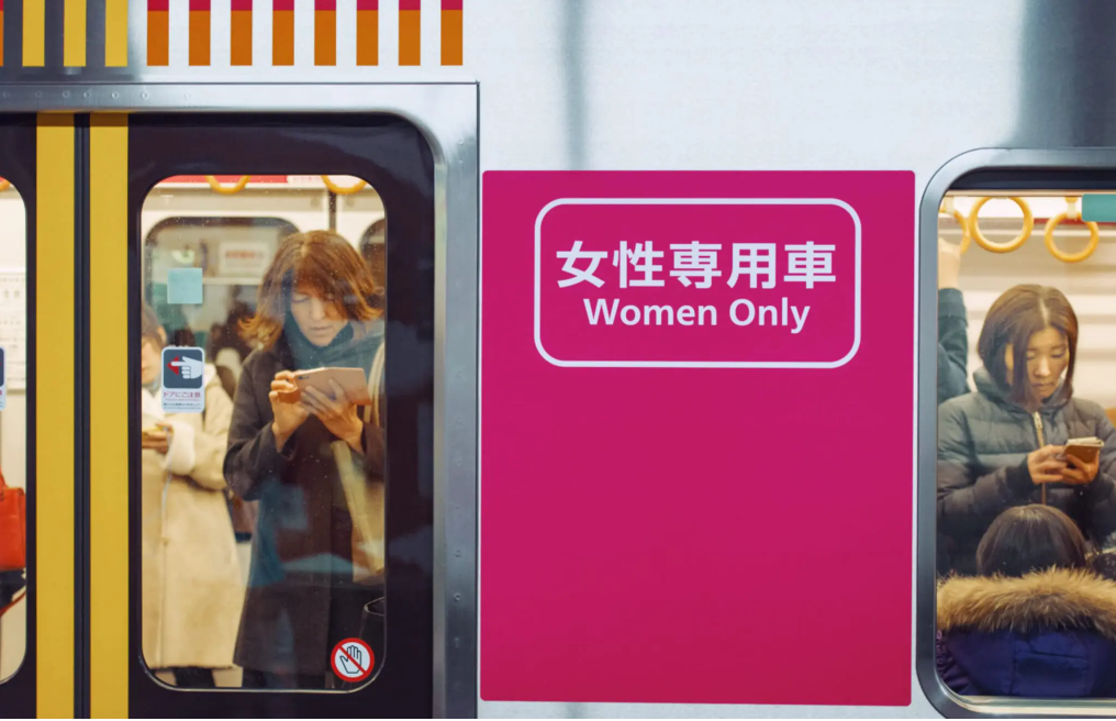 Я думала, это мужик в парике, чтобы в толчее не ехать переоделся