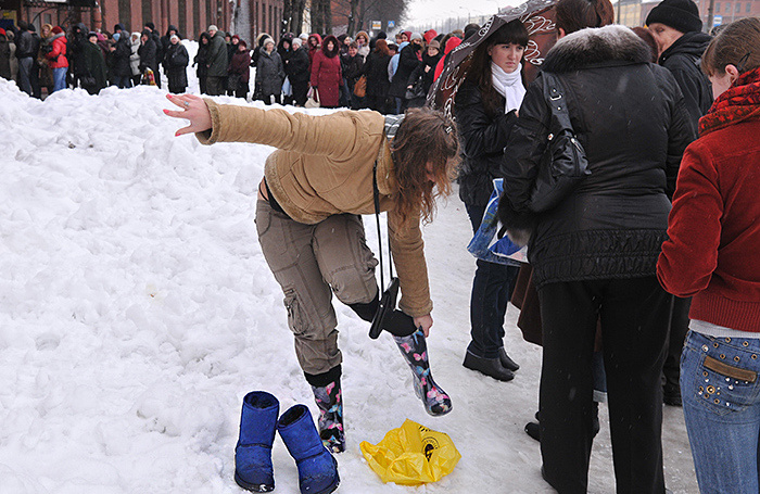    Очередь в магазин за резиновыми сапогами. Архивное фото. Сергей Ермохин/ТАСС