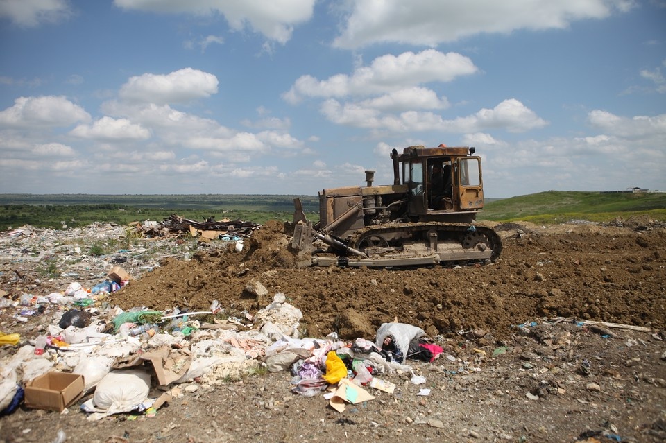    В городе убирают несанкционированные свалки Дмитрий АХМАДУЛЛИН