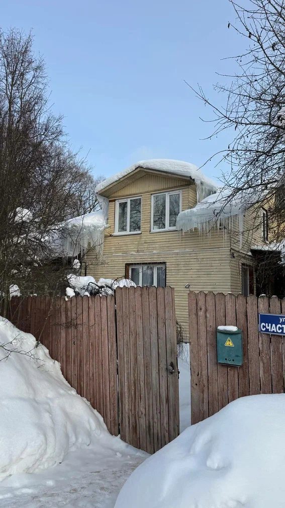 На крыше нагромождение сосулек, а оттепелей зимой не было. Значит крыше нужен ремонт. Также понятно, что зимой дом отапливался. На даче, которую оставили на зиму без отопления, зимних сосулек не будет.