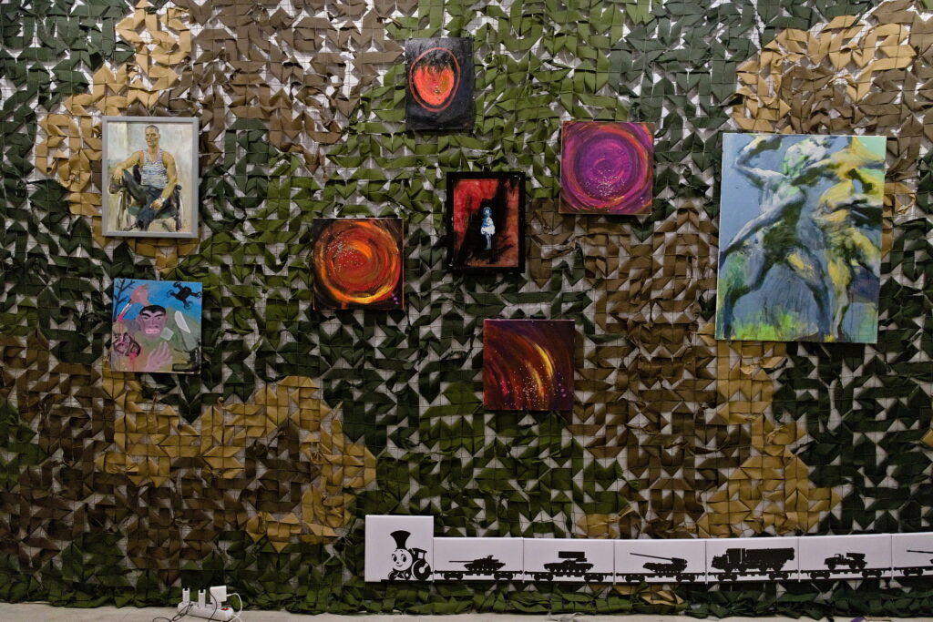 Маленькая работа с несчастной донбасской девочкой, которая раньше выпадала из экспозиции, вдруг стала центральной