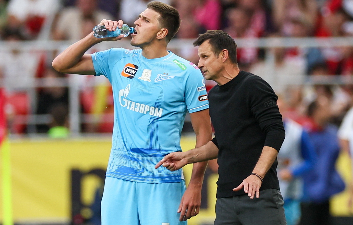    Нападающий "Зенита" Александр Соболев и главный тренер "Зенита" Сергей Семак  Сергей Савостьянов/ТАСС