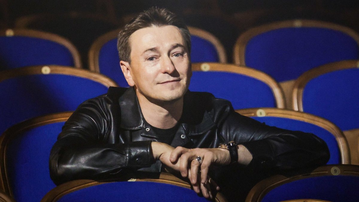 Сергей Витальевич Безруков — российский актёр театра, кино, телевидения, озвучивания и дубляжа, театральный режиссёр, сценарист, кинопродюсер, певец, пародист, гитарист, рок-музыкант, композитор и поэт.