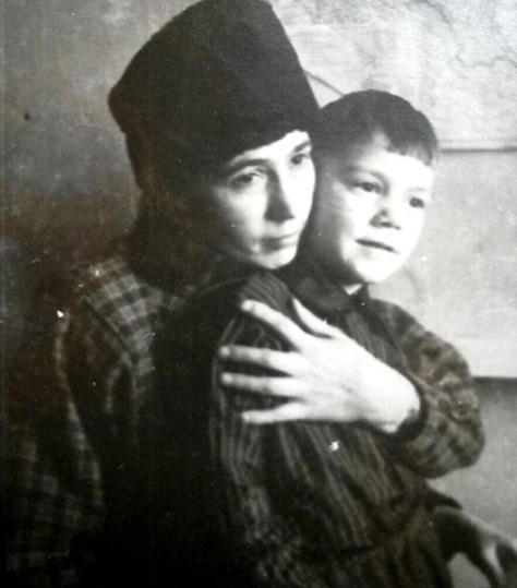 С мамой.