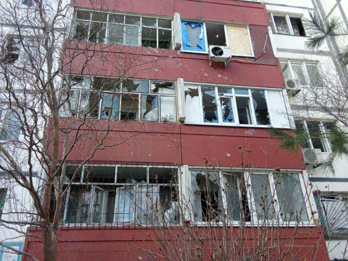 Минувшей ночью ВСУ совершили артиллерийский обстрел города Энергодара. В результате атаки повреждения получил многоквартирный жилой дом: выбиты стёкла, повреждён фасад здания, пострадал мужчина, источник Телеграм-канал Балицкий Евгений