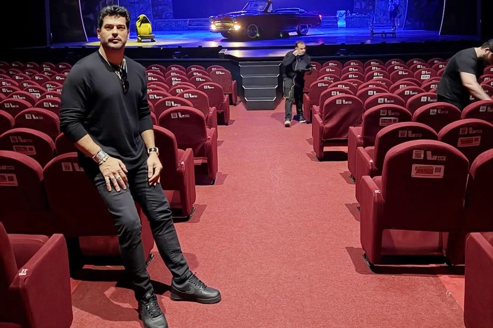    Бурак Озчивит провел 2 дня в Москве. На фото — в концертном зале перед началом спектакля Личная страница героя публикации в соцсети