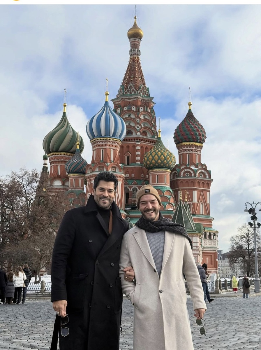    3 марта Бурак Озчивит и его друг, режиссер его моноспектакля Чагры Шенсой гуляли по Красной площади, посещали музеи Москвы Личная страница героя публикации в соцсети