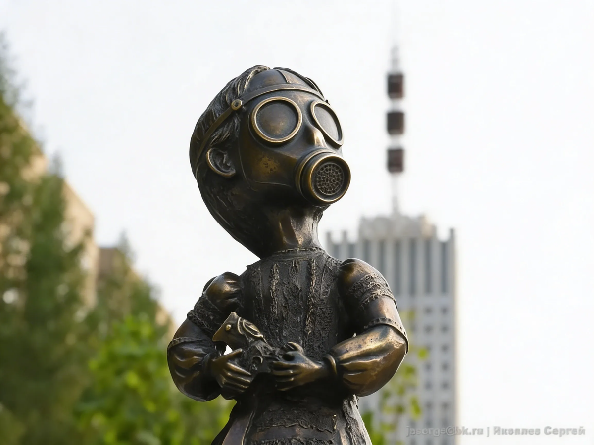 кудесница в противогазе в Архангельске