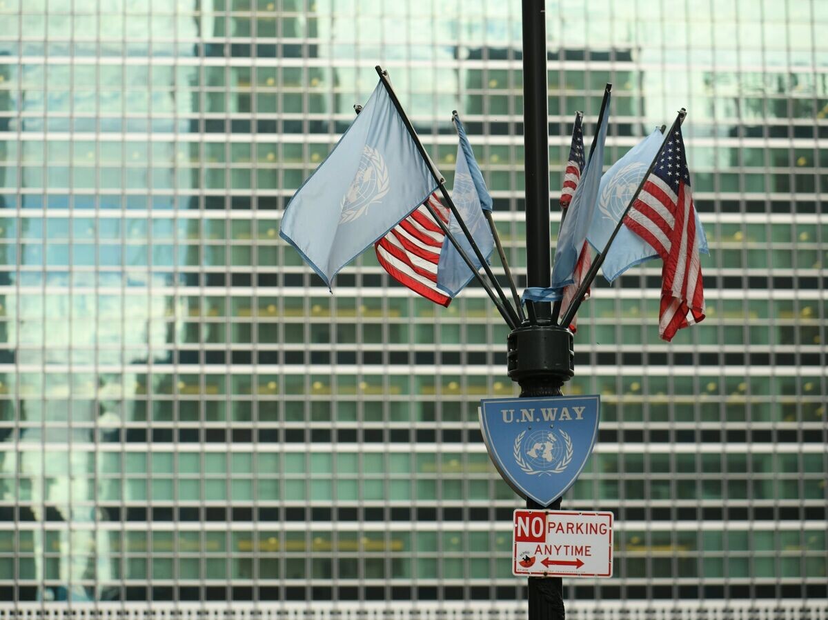    Флаги США и ООН у здания штаб-квартиры ООН в Нью-Йорке | © РИА Новости / Роман Махмутов