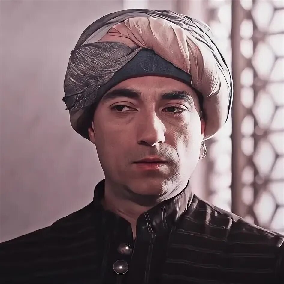 Сюмбюль, несмотря на свою внешнюю суровость и вечное брюзжание, был натурой тонкой и одинокой. 