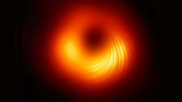 Та самая «фотография» 2019 года. На самом деле это не снимок, а математически реконструированное изображение тени сверхмассивного объекта в галактике M87. Вопрос: что именно мы видим — горизонт событий или артефакт сборки данных?