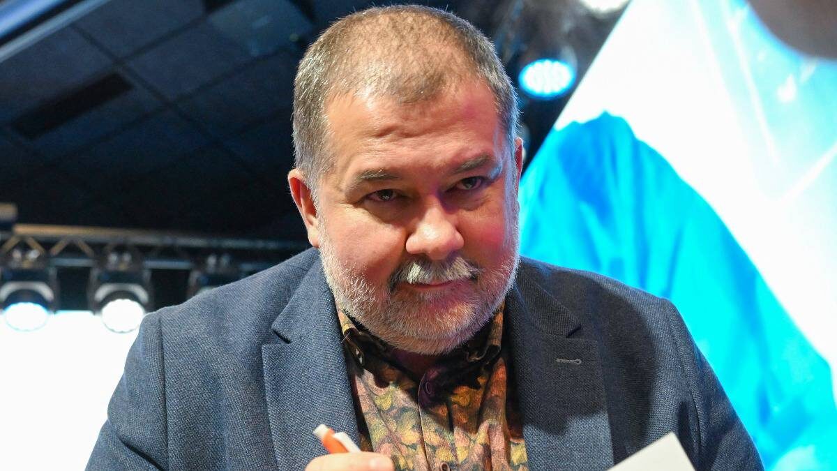    Национальный центр «Россия», писатель Сергей Лукьяненко подписывает книгу после дискуссии «Будущее: можно или нельзя приготовиться» / Фото: Екатерина Чеснокова / РИА Новости