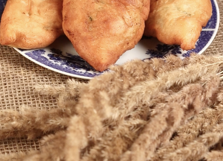 Жареные пирожки на бездрожжевом тесте.