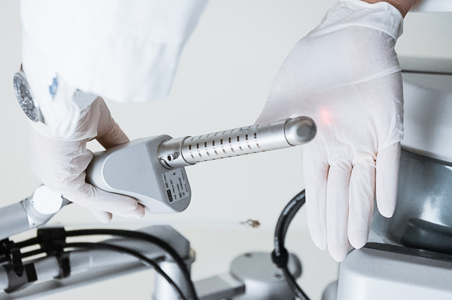 Интимное омоложение — это комплекс медицинских методик, направленных на улучшение качества тканей, а выбор способа зависит от конкретных показаний и задач.