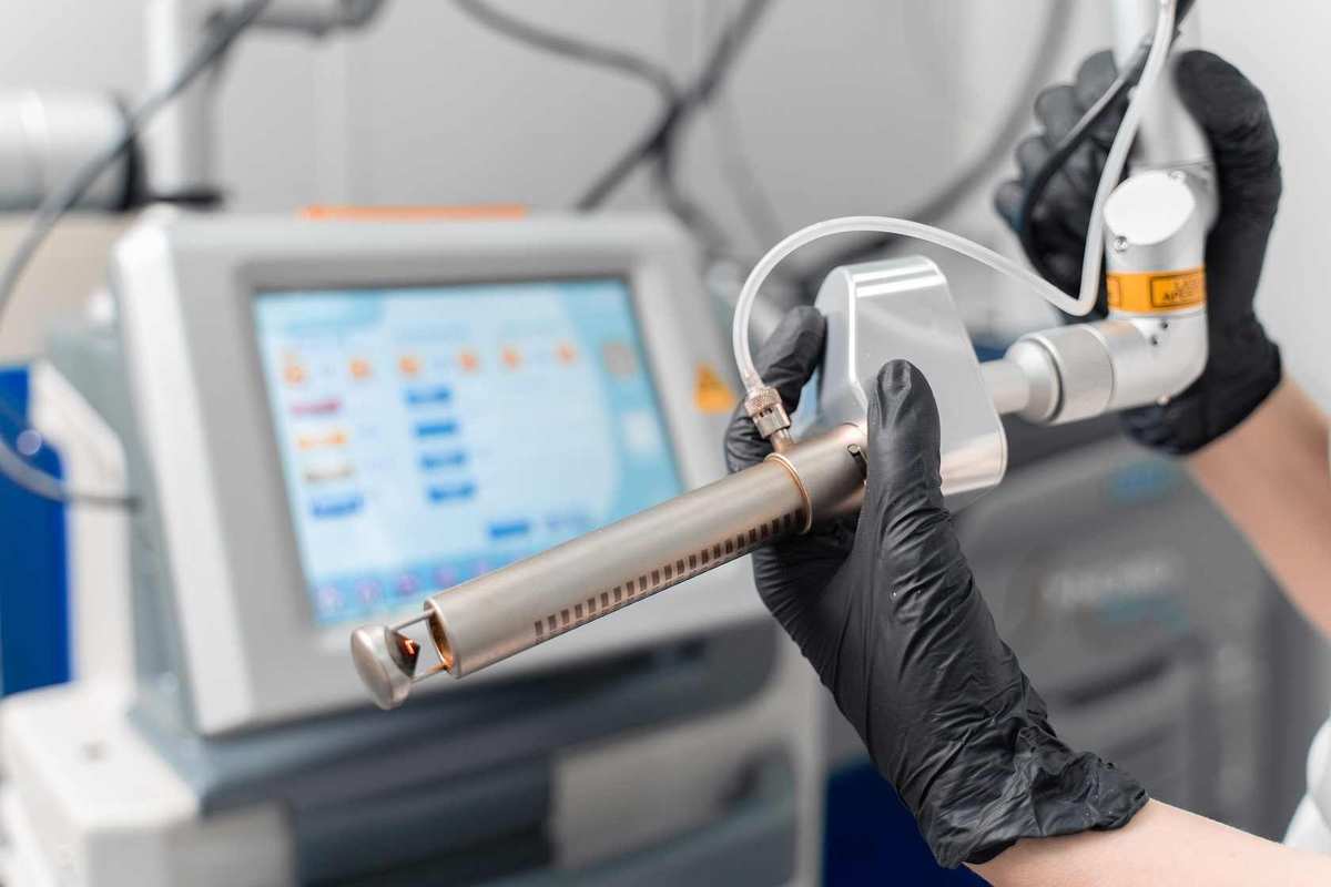 Лазер эффективен при умеренных изменениях слизистой и лёгком снижении тонуса, но при выраженном пролапсе и серьёзных анатомических нарушениях требуется хирургическая коррекция.