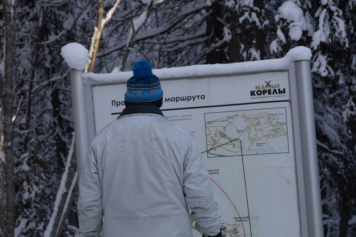 У карты- схемы музея Малые Корелы. 