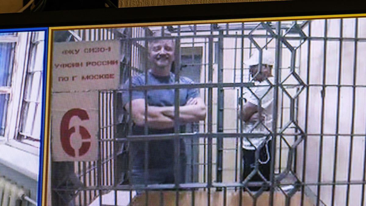   Владимир Гердо / ТАСС- Архивное фото. Бывший глава департамента культуры Москвы Александр Кибовский (на экране слева)