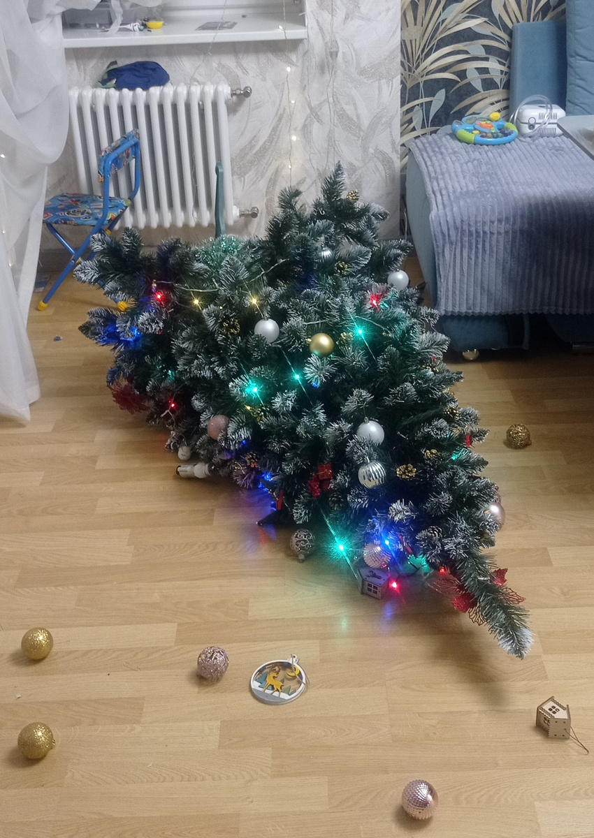 Ёлку у нас однажды свалили дети – не хотелось бы повторить.