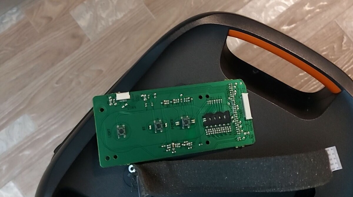 Залитая плата дождевой водой.