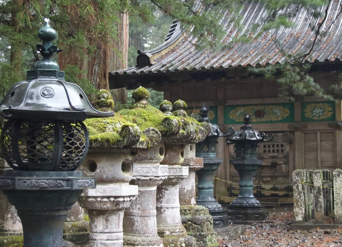 Возможно не самые древние, но достаточно старые каменные и бронзовые фонари при японском храме. Фото из открытых источников.
