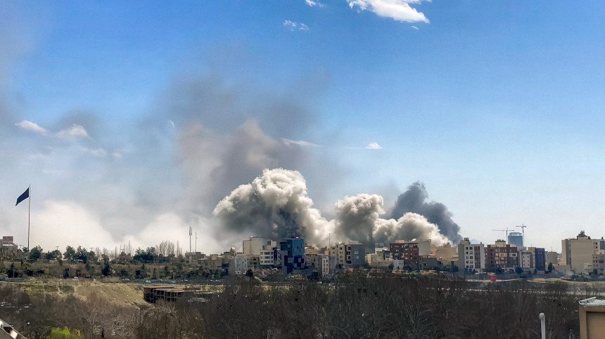    Фото: Abaca Press/ТАСС;Reuters ; x.com/Holding Back the Years/DvachEster49265, SAMI MATTAR/samismatar1; Telegram/ نايا -/ nayaforiraq, חדשות 100שטח/yediotnews25; 5-tv.ru