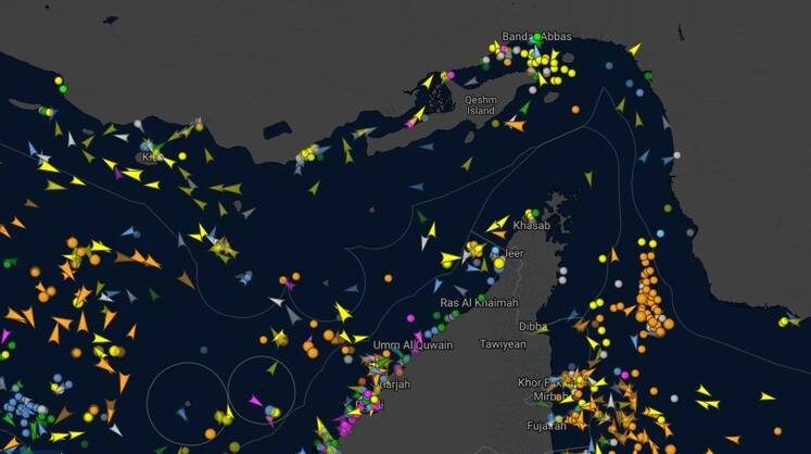    Трекинг vesselfinder.com Ормузский пролив сейчас не самое оживленное место, обращают на себя внимание скопления судов у иранского порта Бендер-Аббас и к югу от входа в пролив