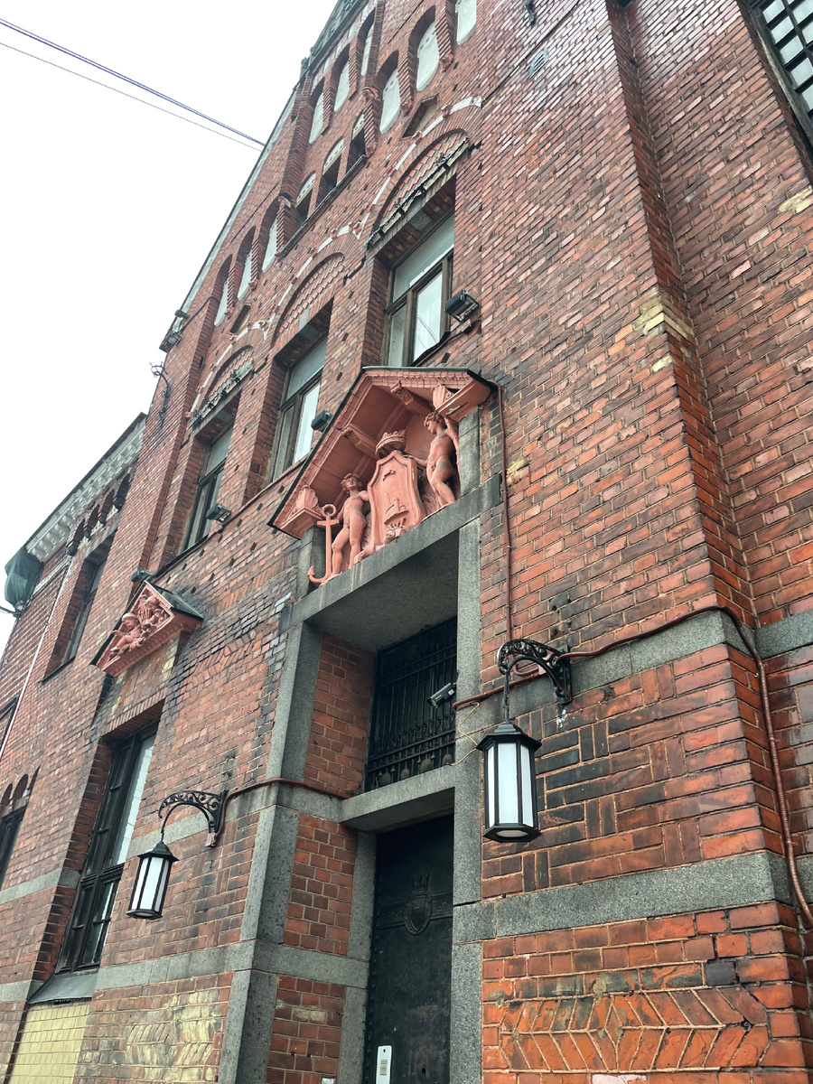 Герб банка украшает вход в здание