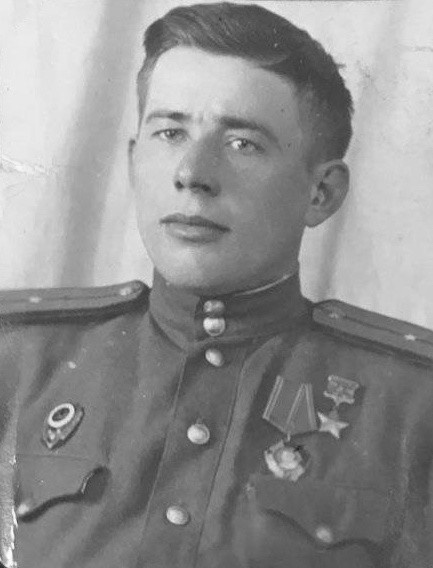 Александр Головатюк - младший лейтенант https://warheroes.ru/hero/hero.asp?photo_id=3930