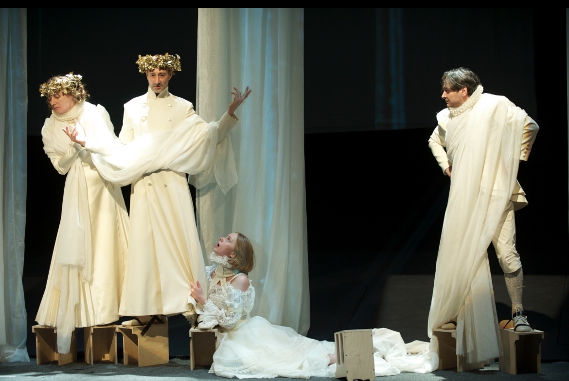 Сон в летнюю ночь. Сцена из спектакля. Фото с официального сайта Мастерской Фоменко 