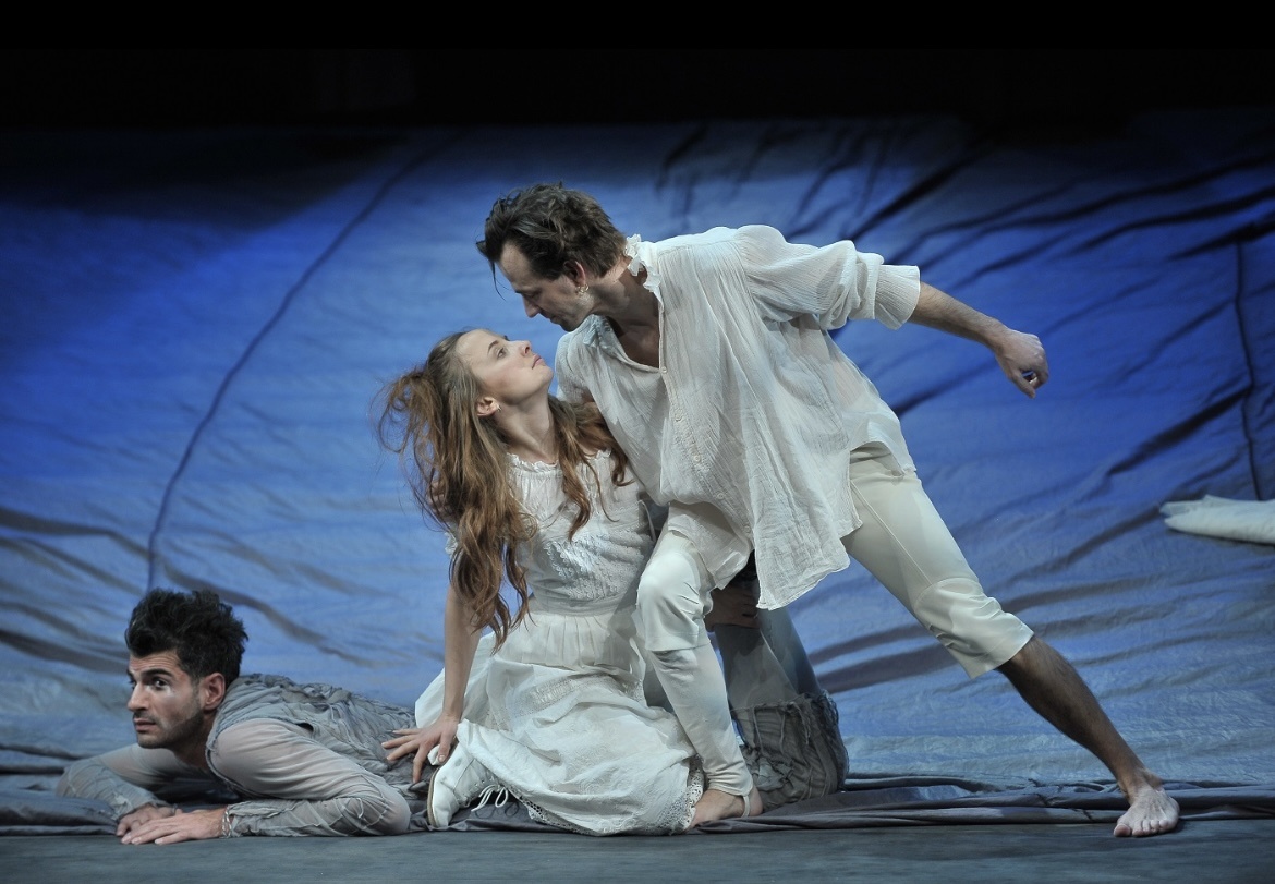 Сцена из спектакля. Фото с официального сайта Мастерской Фоменко 