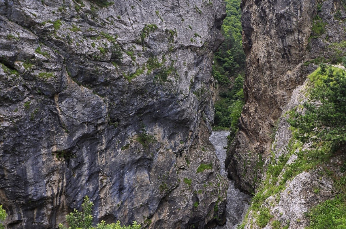 «Кадаргаван» с осетинского языка означает «место перевала древесины». Говорят, раньше тут было место переправы на другой берег Фиагдона. Автор фото: Наталья Прокофьева.