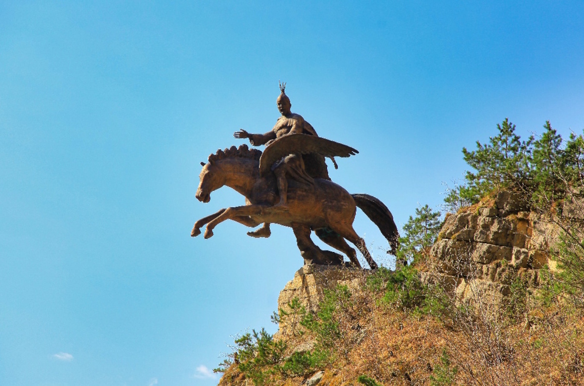 Северная Осетия — одна из самых скромных по площади республик Северного Кавказа, превосходит по размерам только Ингушетию. Однако здесь много интересных мест в горах, посмотреть которые можно за 3-7 дней отпуска. Автор фото: Наталья Прокофьева.
