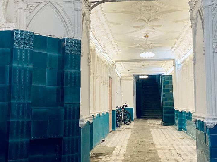 Осторожно, отмыто: кто в Петербурге возвращает к жизни печи и витражи