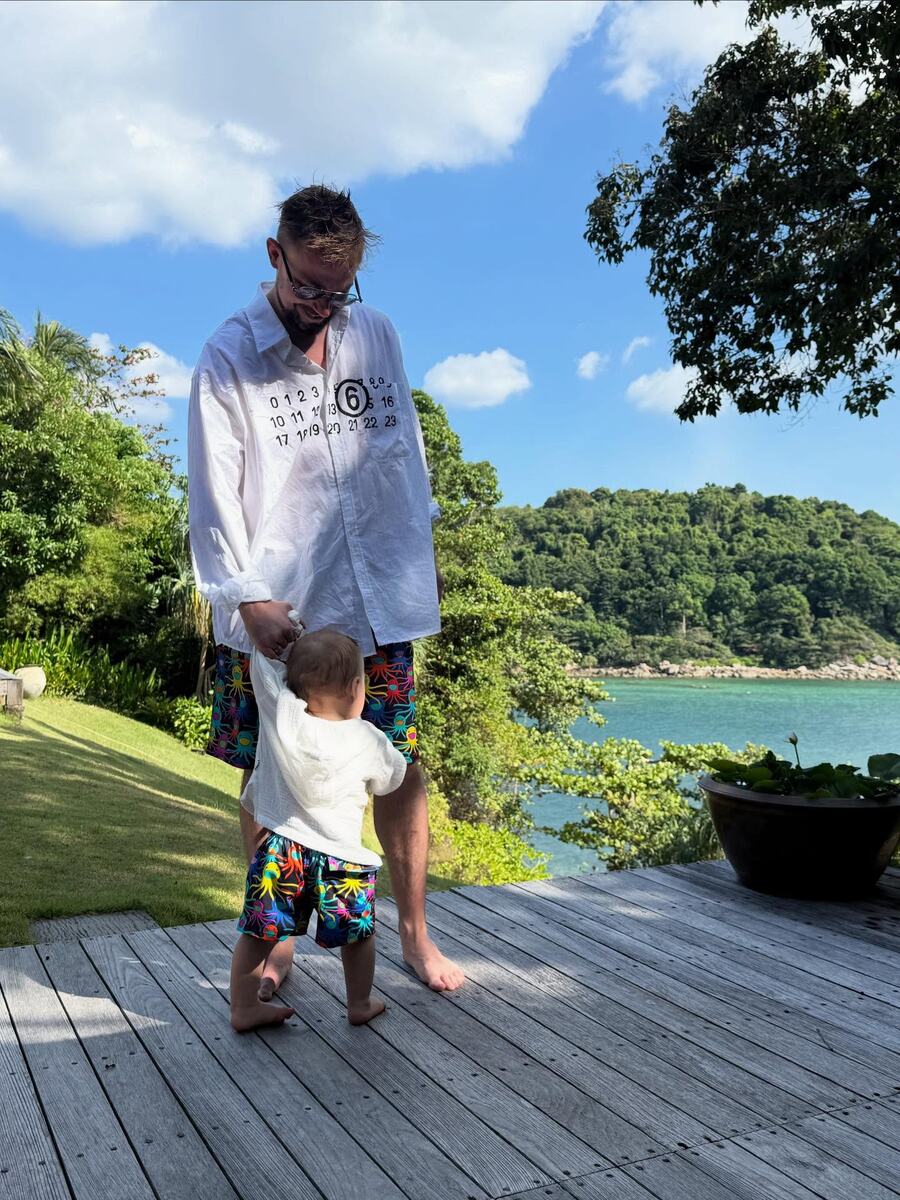    Александр Петров с сыном в ТаиландеСоцсети Виктории Антоновой