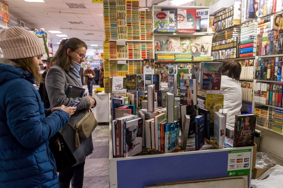    Петербуржцы купили более 100 тысяч книг за зиму. Олег ЗОЛОТО
