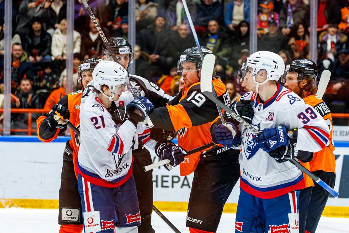    Хоккеисты "Амура" и "Нефтехимика" сцепились на послмематчевых рукопожатиях. Фото: официальный сайт ХК "Амур"