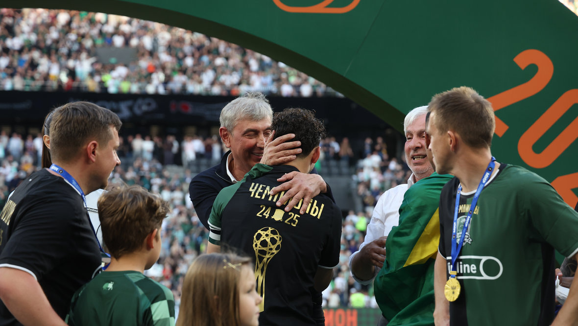    Сергей Галицкий и Эдуард Сперцян (в центре) после победы «Краснодара» в чемпионате России-2024/25.Александр Федоров