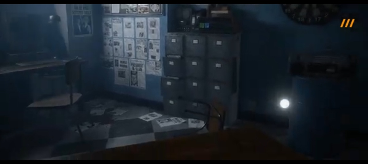 Экран темнеет, мы видим комнату следователя или офис. По центру горит яркая лампочка. Голос Мориарти ведет зрителя, заставляя водить глазами за пятном света.