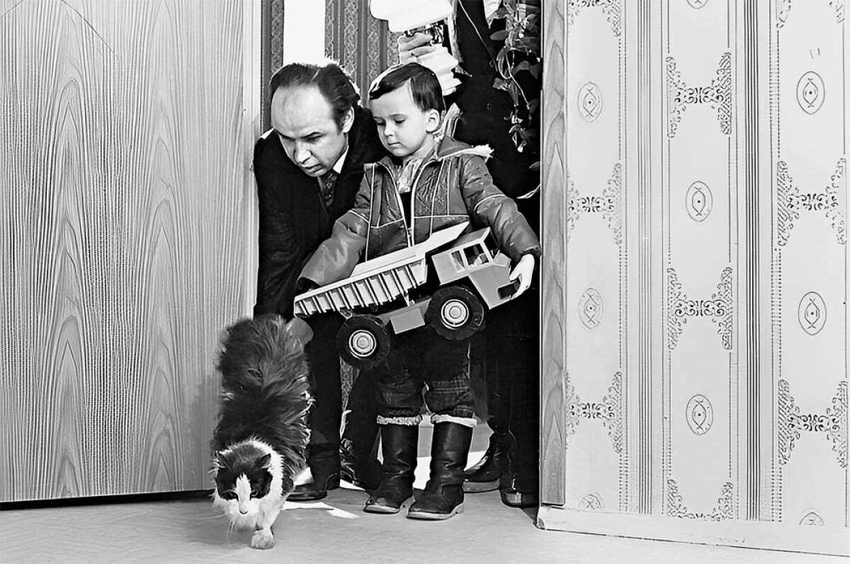    Чтобы получить бесплатную квартиру быстро, надо было быть ценным специалистом или работать в тяжёлых условиях.