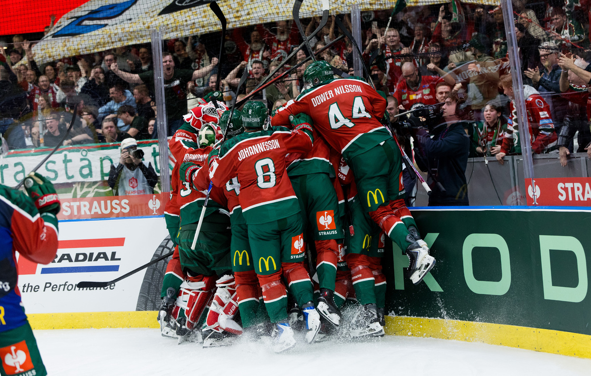    Хоккеисты "Фрёлунды"  BILDBYRÅN via Reuters Connect