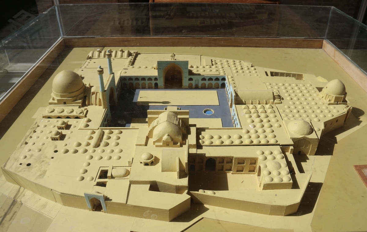 Макет мечети Атиг — чтобы понять масштаб этого древнего комплекса.