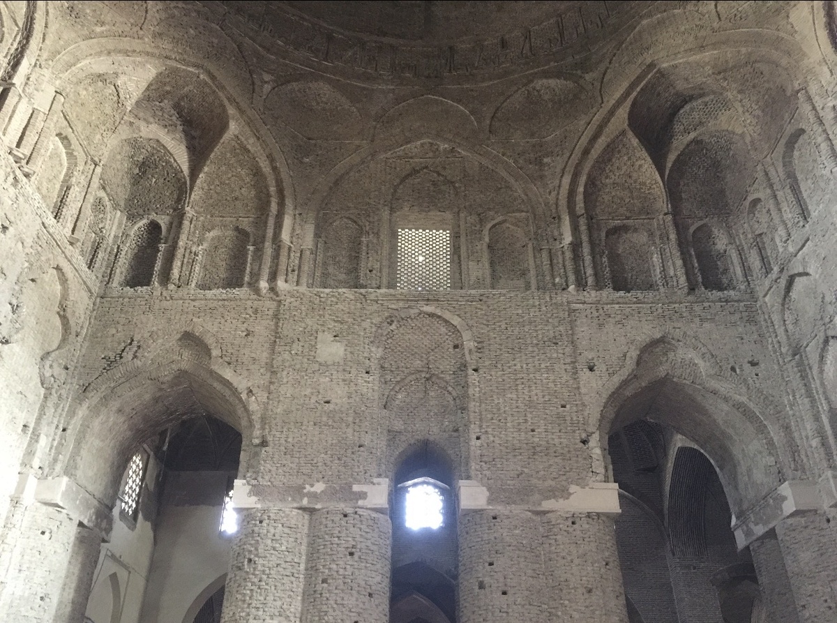 Главный зал высотой 34 метра — пространство, в котором человек ощущает себя частью вечности.